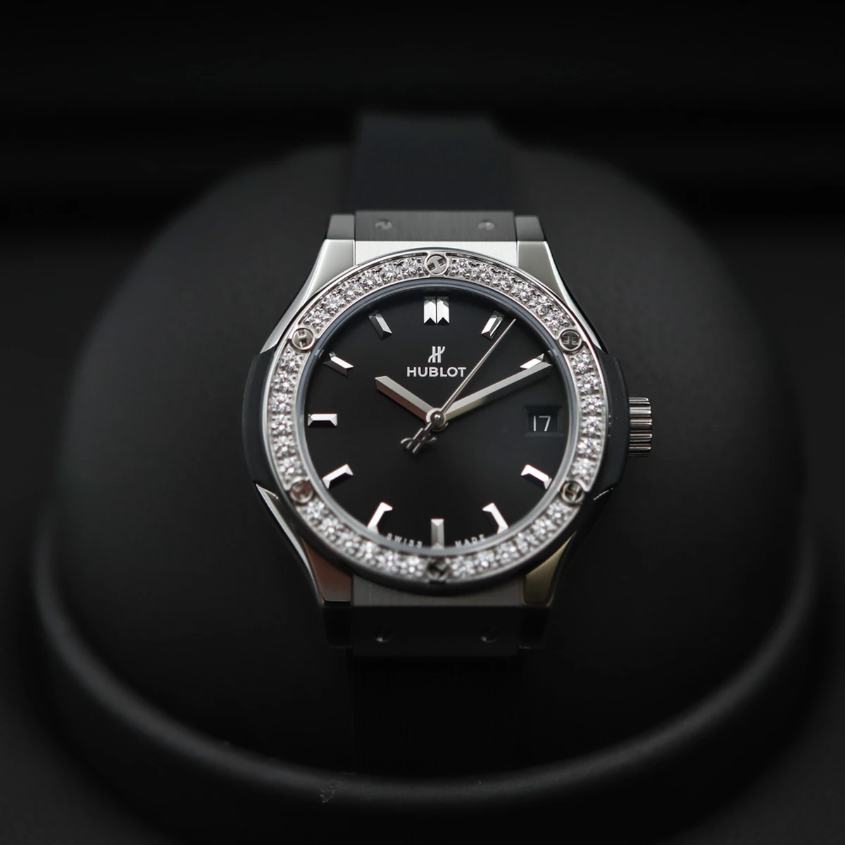 Hublot Classic Fusion Quartz 33mm Ladies Watch 581.NX.1171.RX.1104 - Image 2